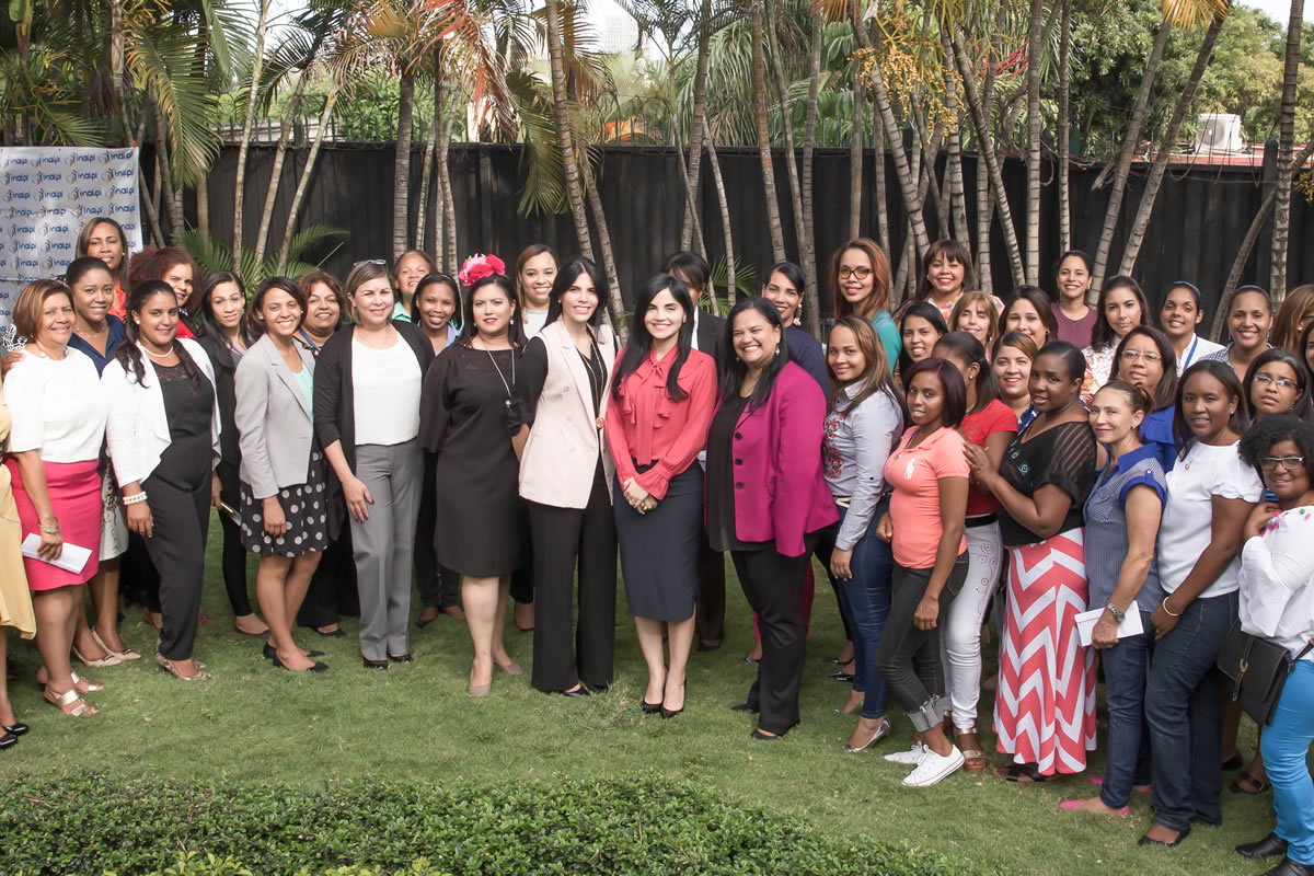 La Directora Ejecutiva del INAIPI, Lic. Berlinesa Franco junto a colaboradoras de la Institución